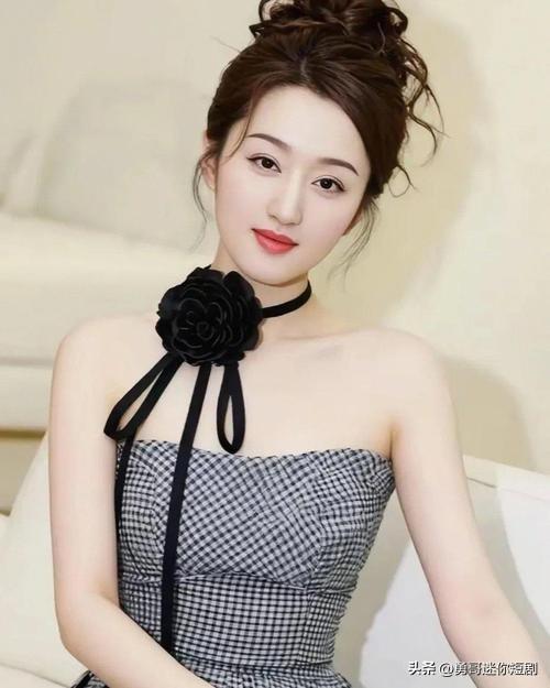 🎤 人设与本色合一，非硬凹

她出道就是"甜歌玉女"，圆润幼态骨相+甜糯声线是