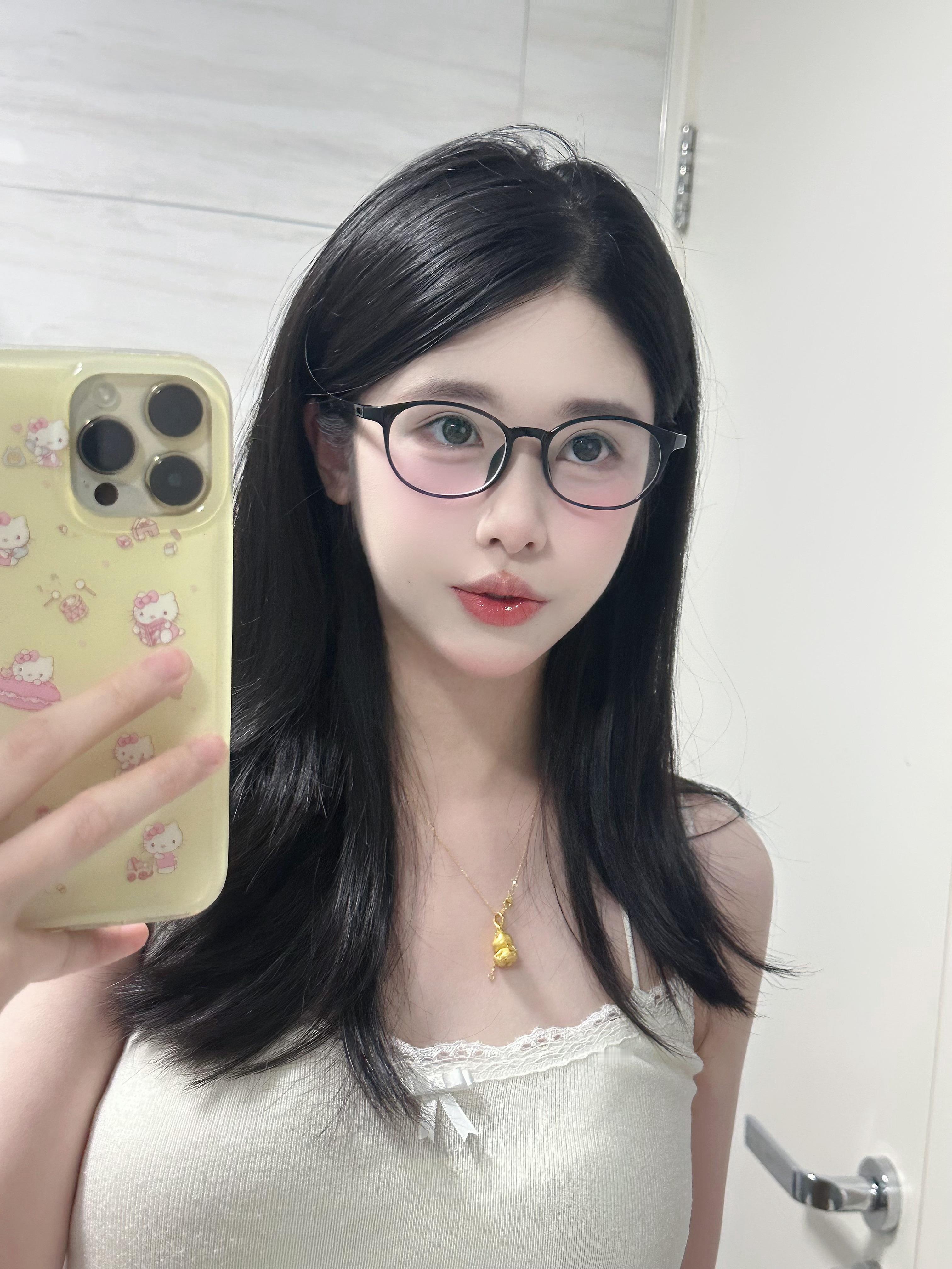 我都是装的 跟我有共鸣的话你真该去医院看看了  ​​​