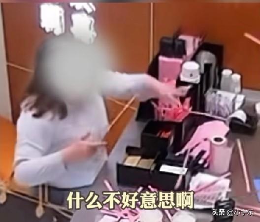 近日，江苏一名女子在奶茶店购买了2杯奶茶后，发现店员漏放了2根吸管，于是当众暴怒