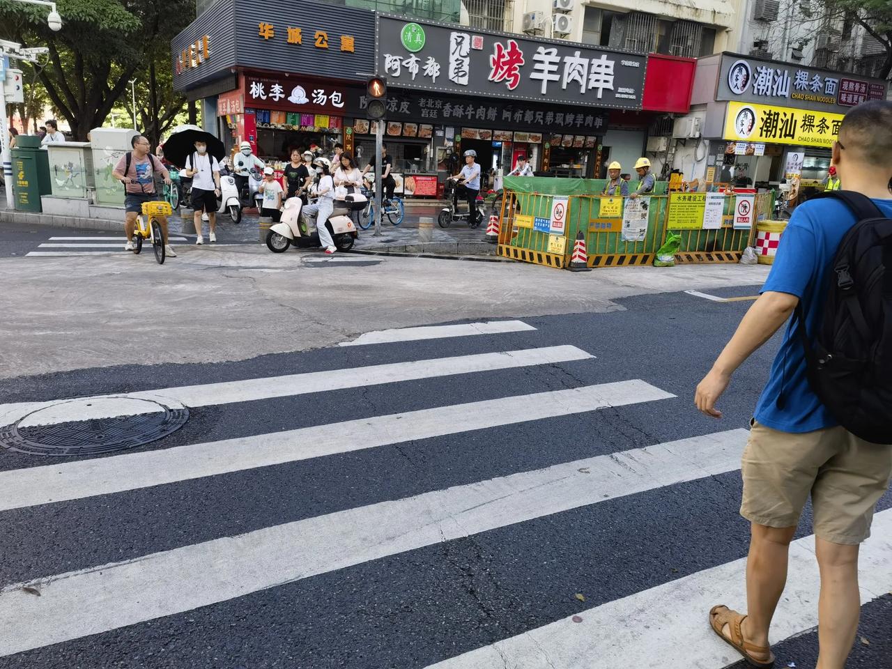 这条十字路口，前一段时间，大概有几个月，一直在挖，刚铺好地面十几天地面，今天路过