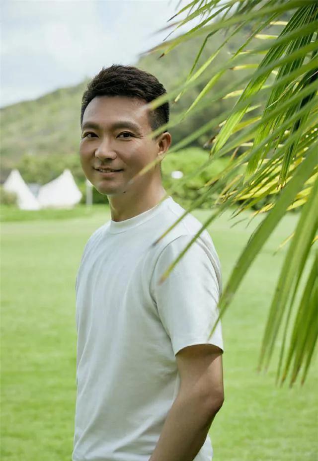 主持人，康辉说，我们这个家虽然没有孩子，但我太太对这个家包括我们的两只猫这种照顾