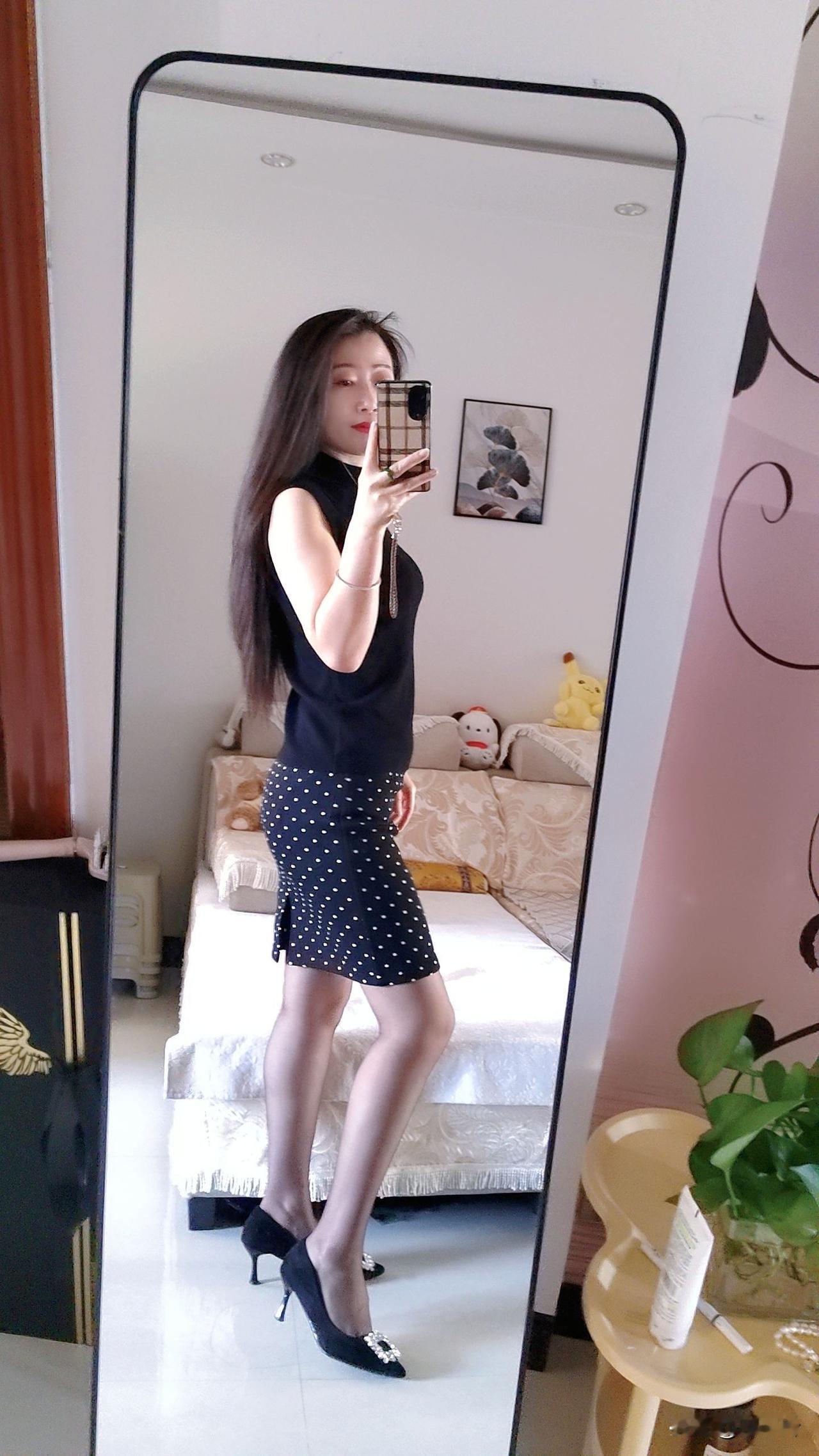 “落落大方”对于女性而言，
既是一种外在的举止得体，
更是一种内在的从容自信。
