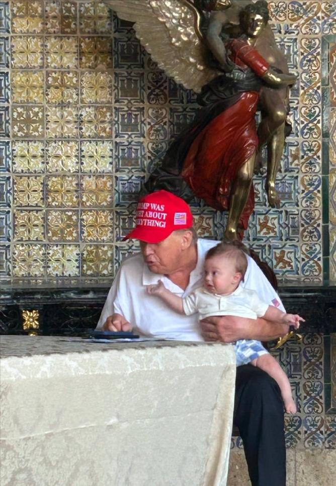 特朗普一手抱着外孙，一手处理工作！

特朗普一手抱着外孙亚历山大·特朗普·布洛斯