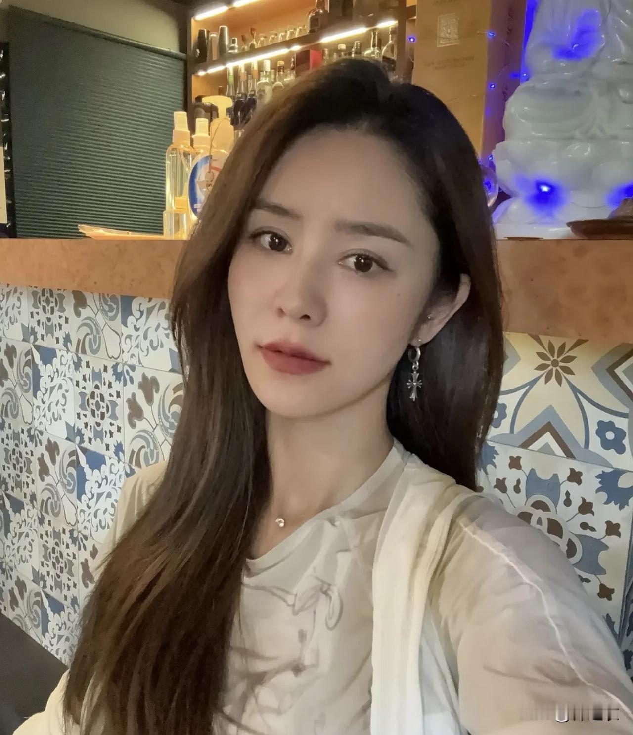 我从来没骂过张馨月，也没觉得她当内衣模特怎么样，可是她让我雷的两点是：一，自己生