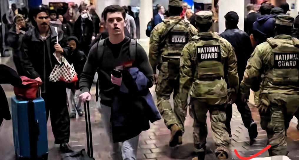 特朗普这波“焊死移民门”的操作，
看着是给本土人腾机会，
实则根本是
选举博弈的