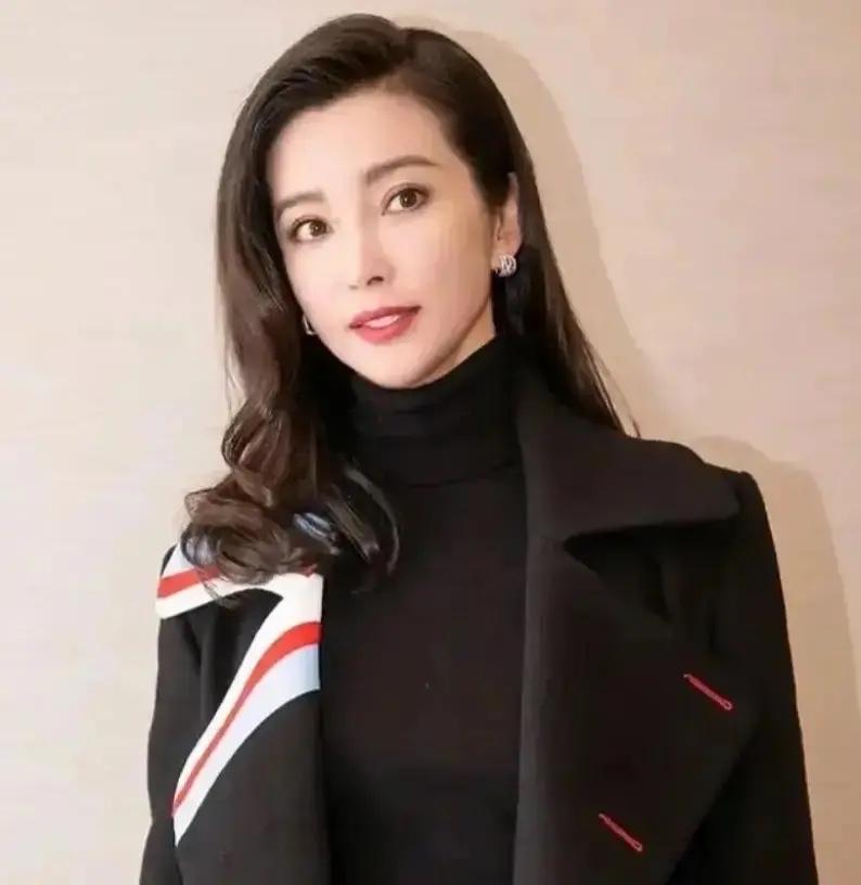 2009年，李冰冰砸下12万天价月薪疯狂公开招聘保姆，应聘者把大白菜里里外外极其
