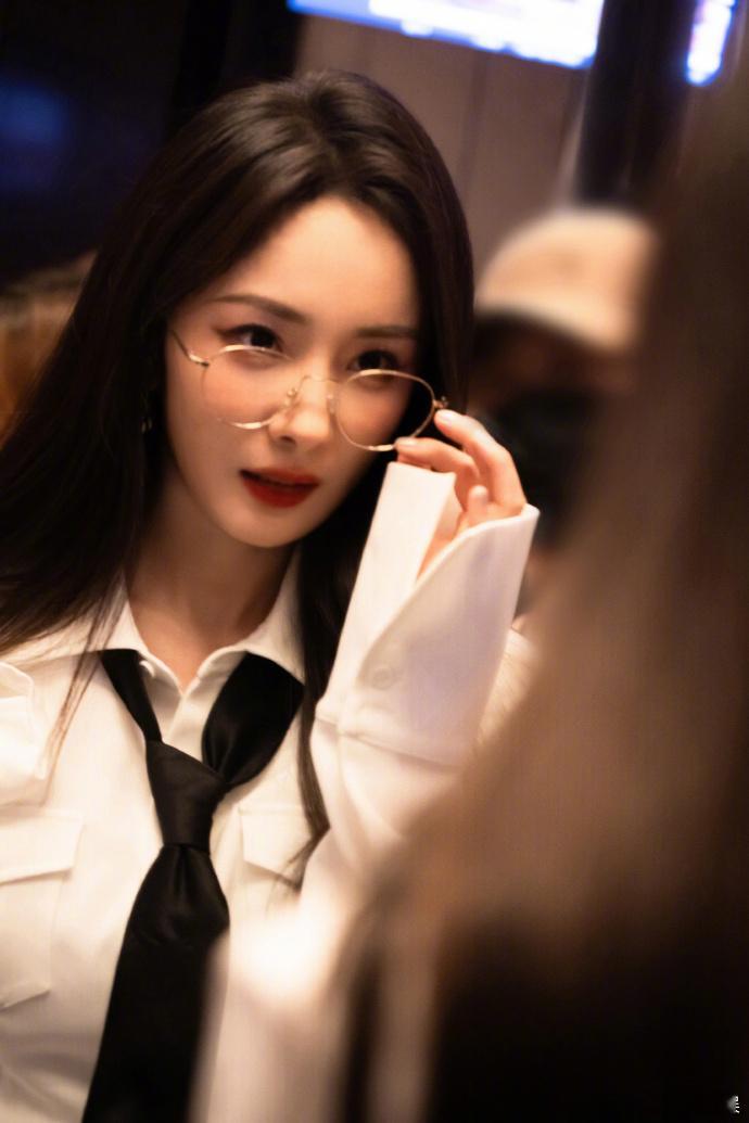 #杨幂密逃返校日制服姐感装扮##杨幂黑长直制服眼镜造型#杨幂的密逃返校日造型独具