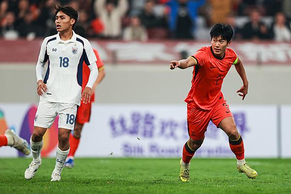 U23国足启用10名U21球员，2比2战平泰国U23队
 
在3月25日进行的西