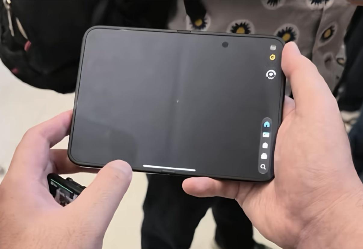 iPhone Duo肯定有折痕
大家不要神话苹果了
其实在纯黑背景下
苹果Duo
