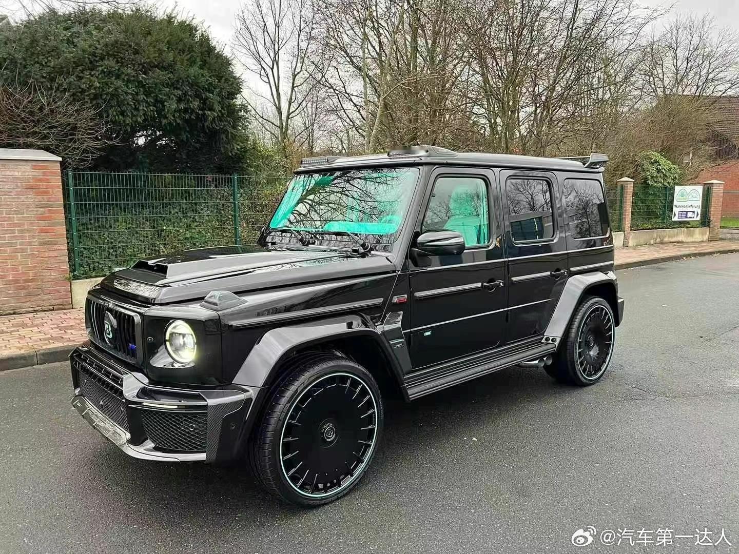 BRABUS 800 DEEP BLUE 配备了独特的内饰。时尚的 BRABUS