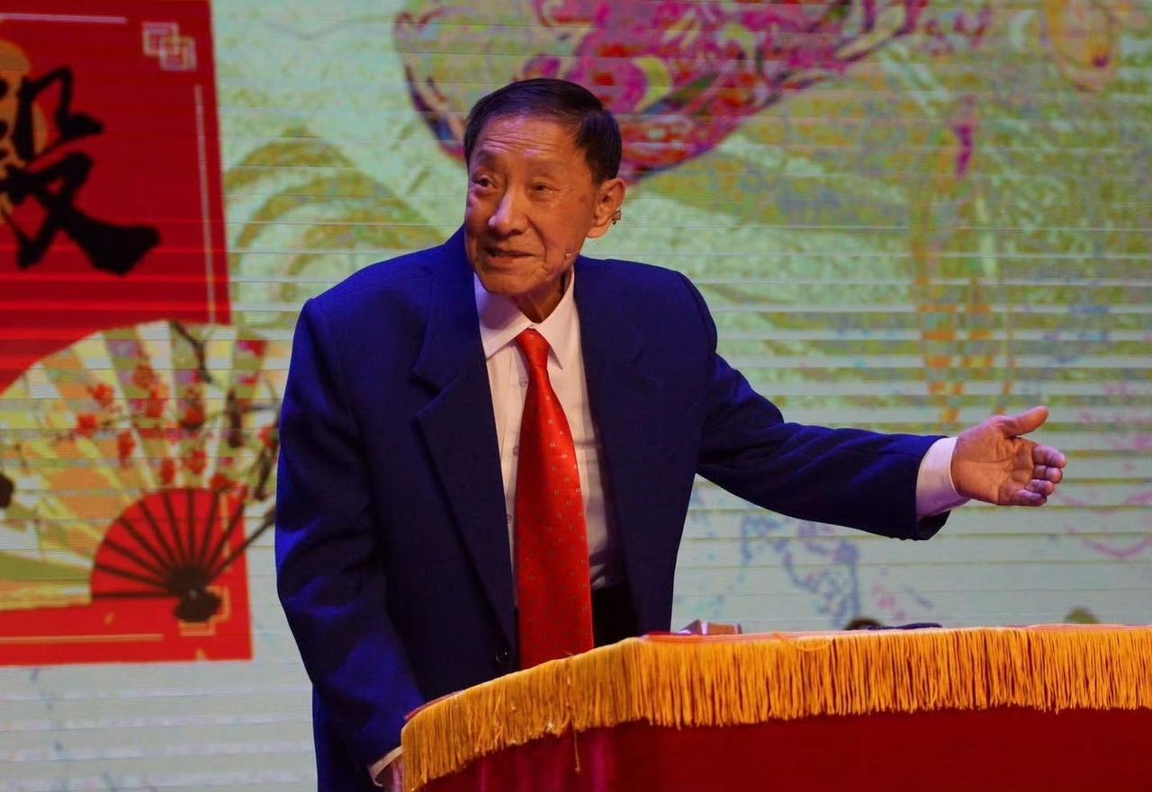 1953年，杨振华被4所大学同时录取，但家里没钱被迫出来工作，后来分配到交通大队