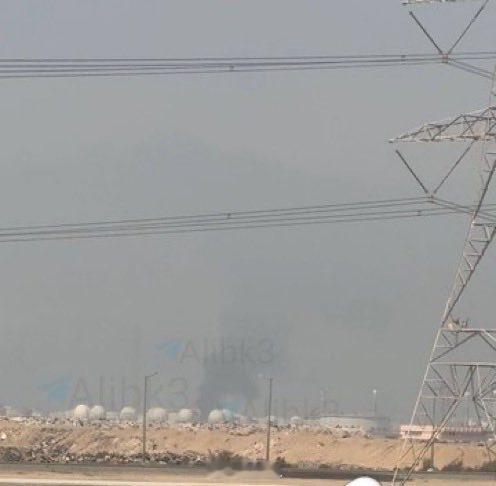 突发新闻：沙特延布工业区传出爆炸报告，烟雾升起。海外新鲜事何天恩[超话] ​​​