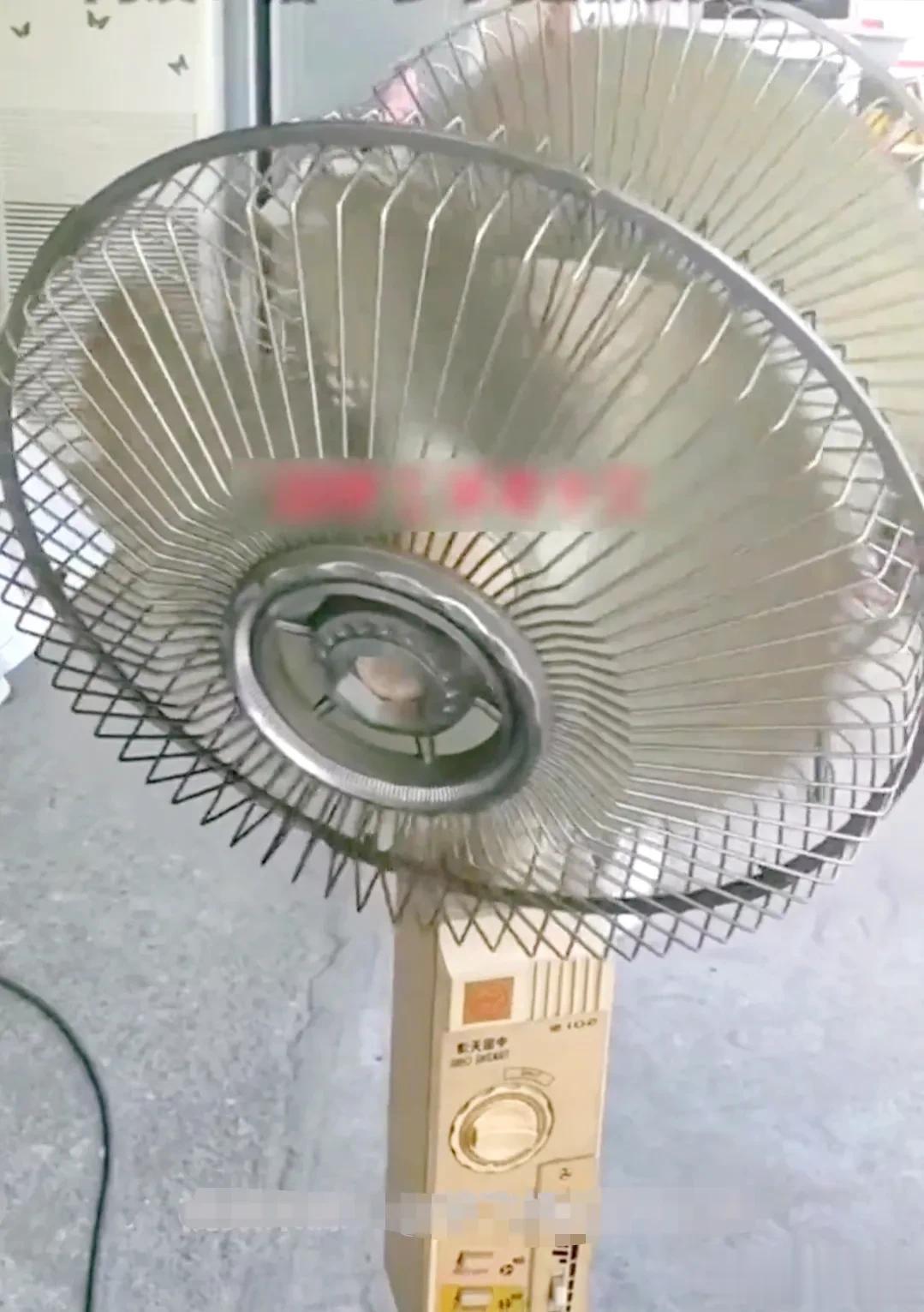 一网友晒出30年前家里的双头电风扇，竟然还能用，真是做到360°全方位无死角吹风