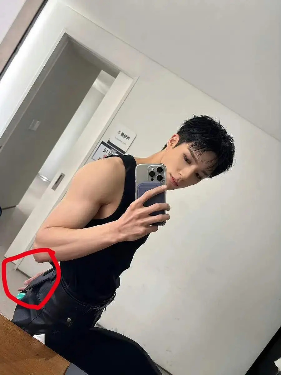 NCT李帝努怎么看爱豆发了自己室内手持电子烟的营业自拍 