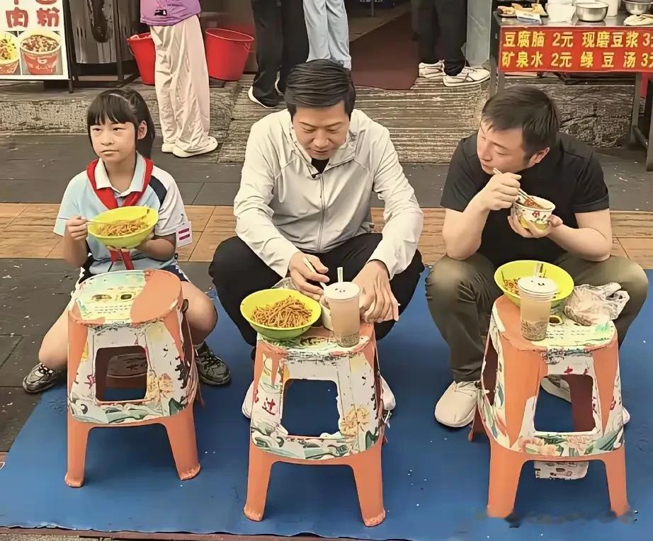 黄仁勋刚刚在北京街头吃了一碗炸酱面，网络热烈讨论，普遍赞善亲民企业家！
见贤思齐