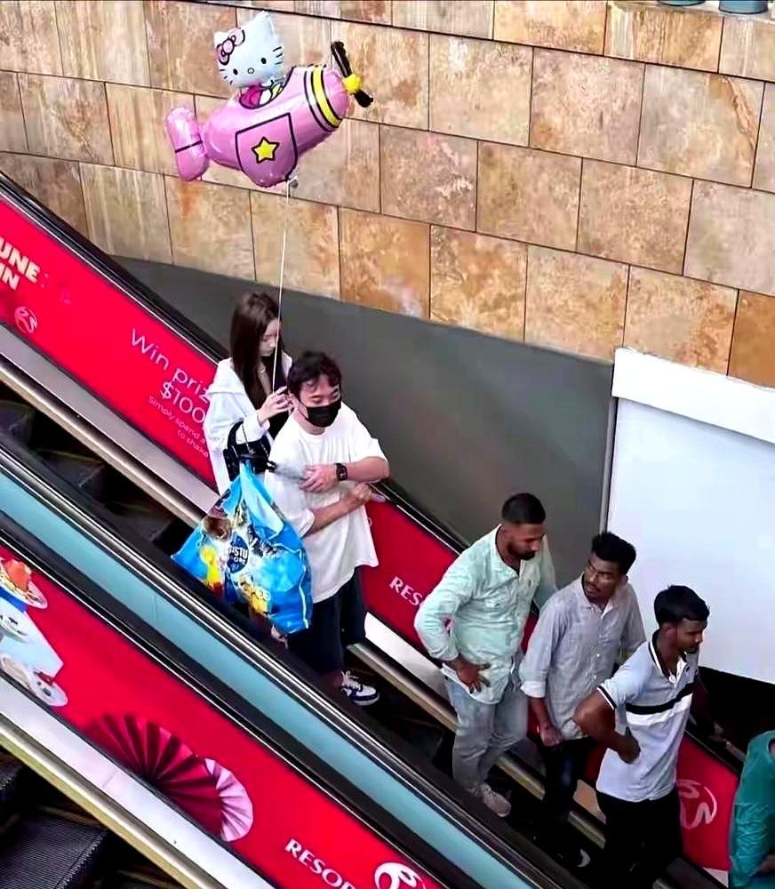 时速160公里弹射升空，王思聪的脸却像刚参加完一场追悼会。
 
他被绑在中间，脸