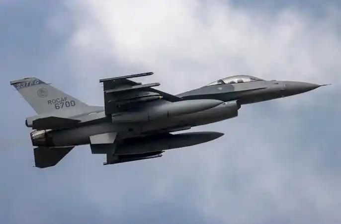 台军一架 F-16 战机训练时失事，飞行员疑跳伞逃生正在搜救中，具体情况如何？失