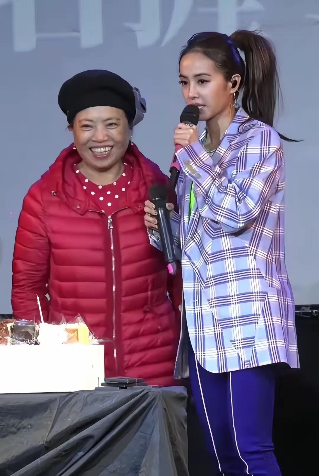 蔡依林46岁，她妈妈71岁。
蔡依林年轻时和她妈妈年轻时更像。
不过她妈妈现在不