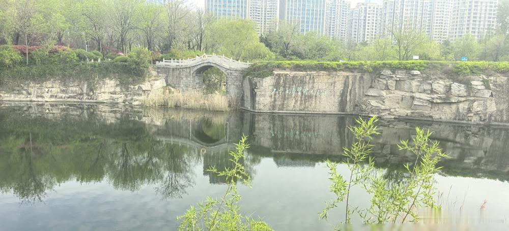 济宁这帮后生疯了！全员本土、没一个职业球员，直接往满是中超老炮的鲁超赛场上冲。