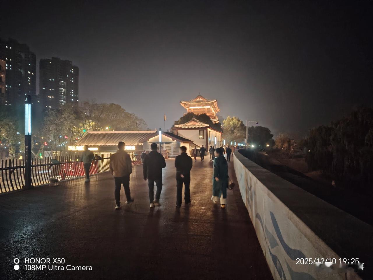 鸿蒙2025年度先锋体验长江岸边晚间散步“鸿蒙2025年度先锋体验”