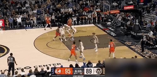 裁判手指往地下一劈，快船计分板硬生生跳出2分，现场两万多球迷连带解说员全看直了眼