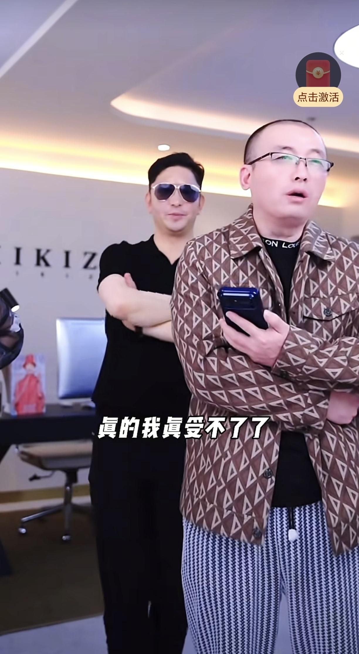 老周推门进龙公子直播间那刻，整个直播圈都听见了算盘珠子崩断的声音。
他往镜头前一