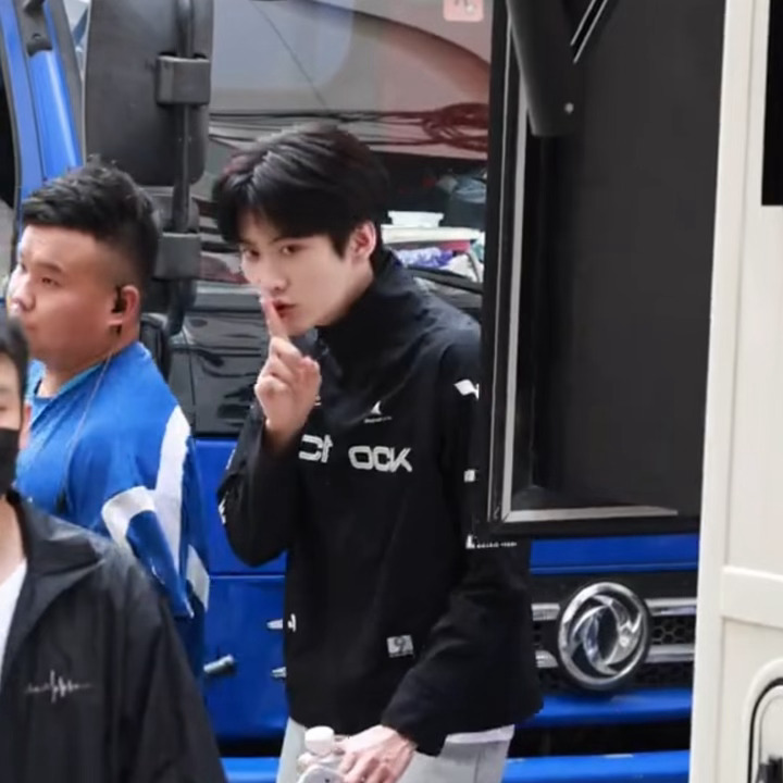 已经开拍了提醒大家安静的小周老师🤫Cr🫘降雪概率周柯宇小城春色 /周柯宇周正