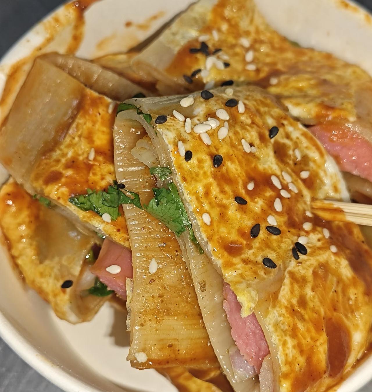 是谁深夜被这盘烤冷面狠狠拿捏了！
 
焦香的冷面皮裹着滑嫩的鸡蛋，刷满了甜辣交织