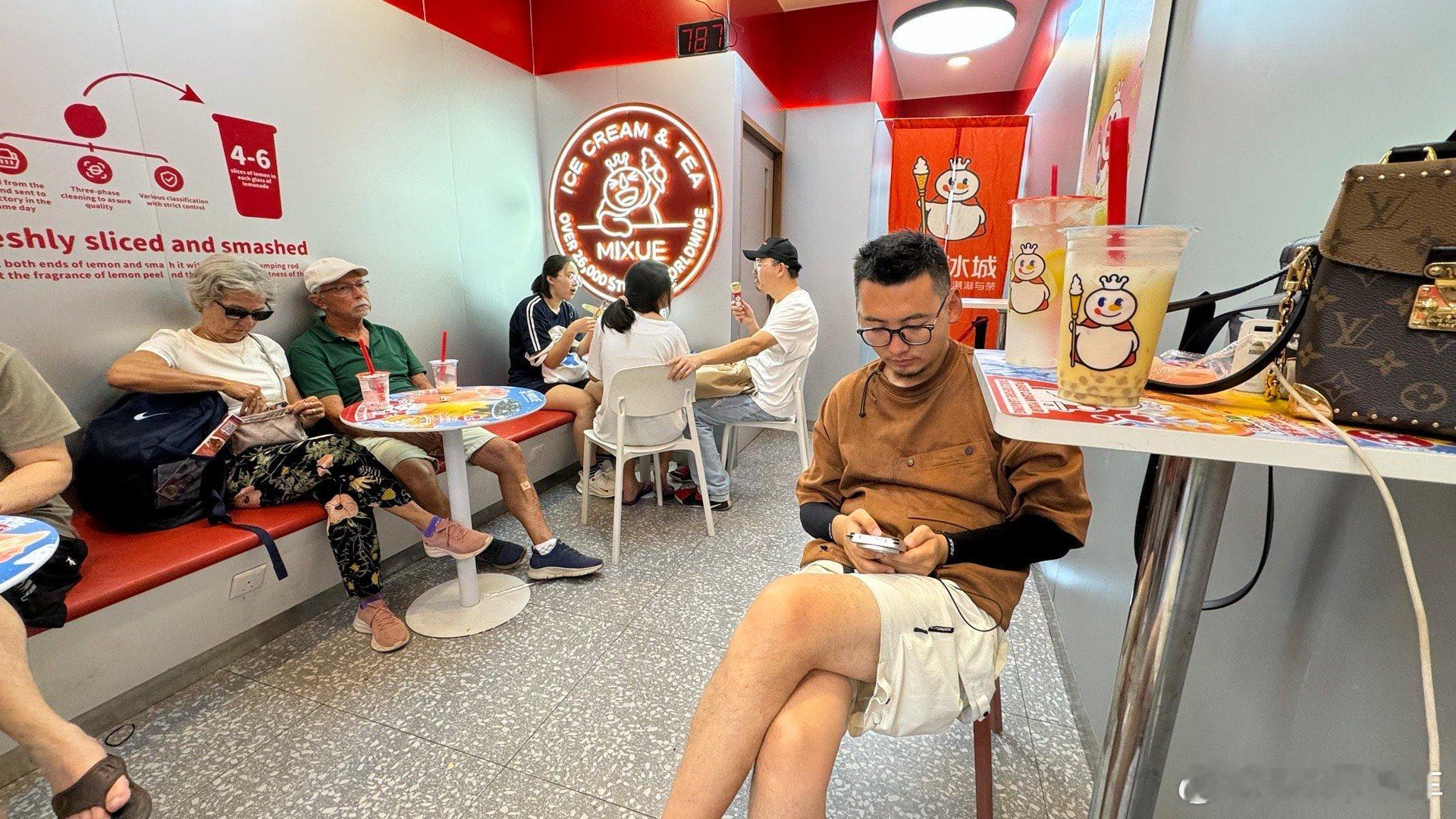 新加坡的蜜雪冰城，这价格是国内的几倍呢？但是放在坡县，2.5新币一杯柠檬水，已经