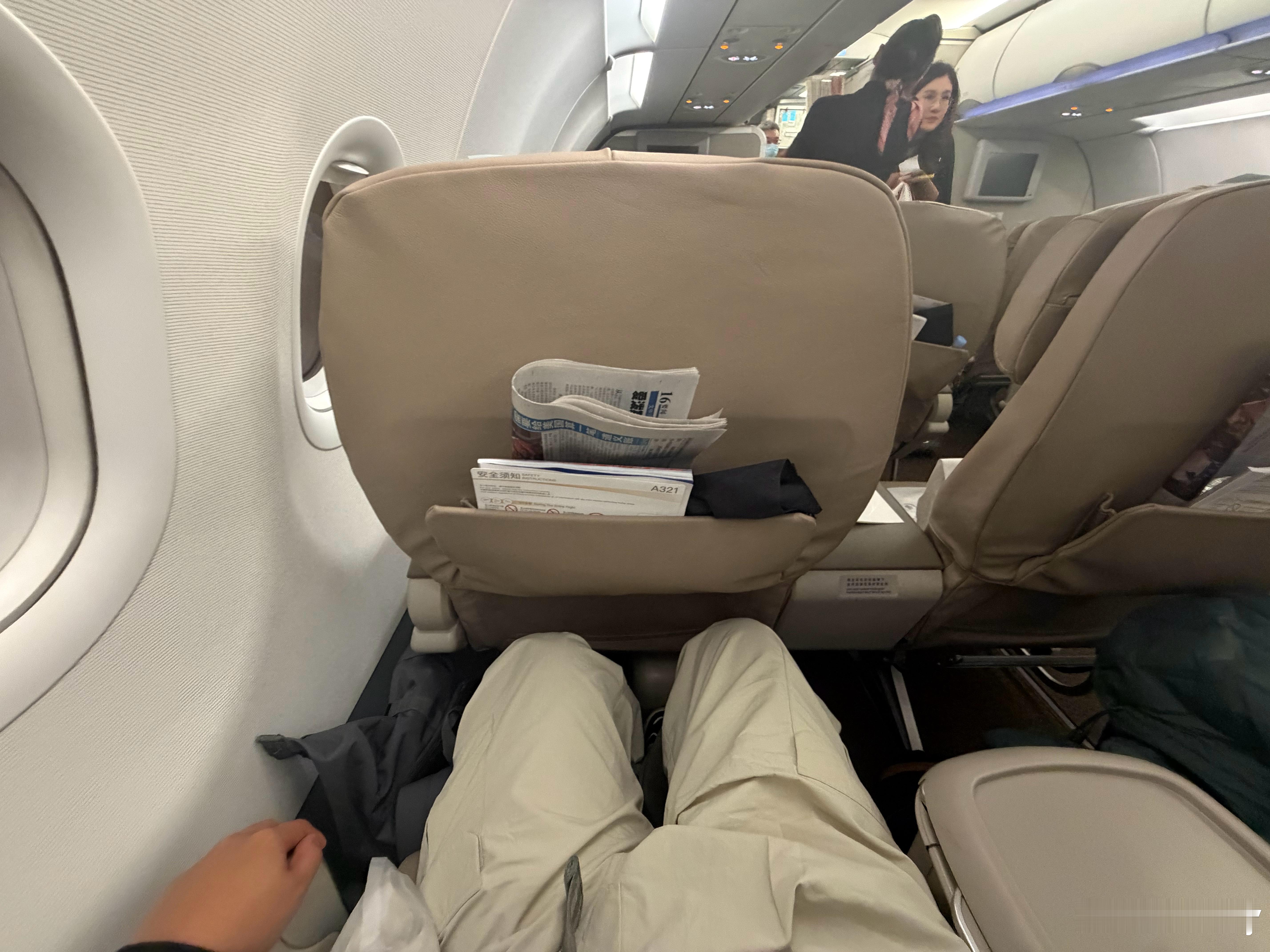 回深圳了花999升了公务舱感觉不如坐在紧急出口宽敞