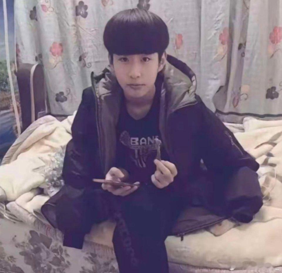 好标准的蘑菇头甄选这张好像混得入，但是脸又萌萌的