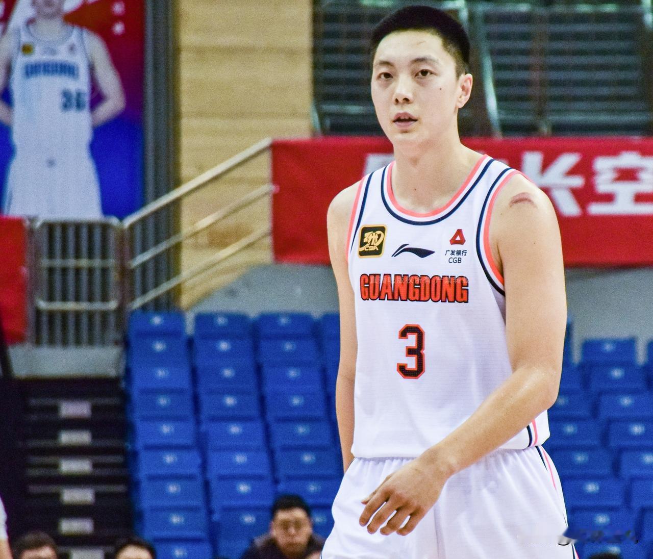 广东力克北控，胡明轩状态回暖，他出场27分钟11投6中，三分6中2拿到14分3篮