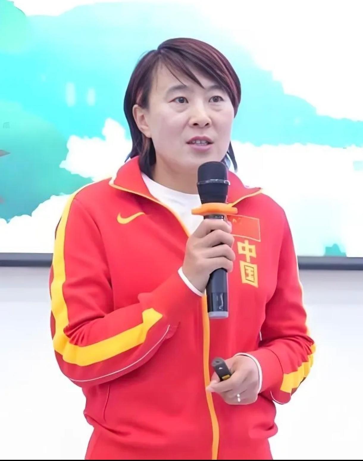 她是中国最可惜的马拉松天才——魏亚楠。
 
年少封神，19岁首马夺冠，绝杀孙英杰