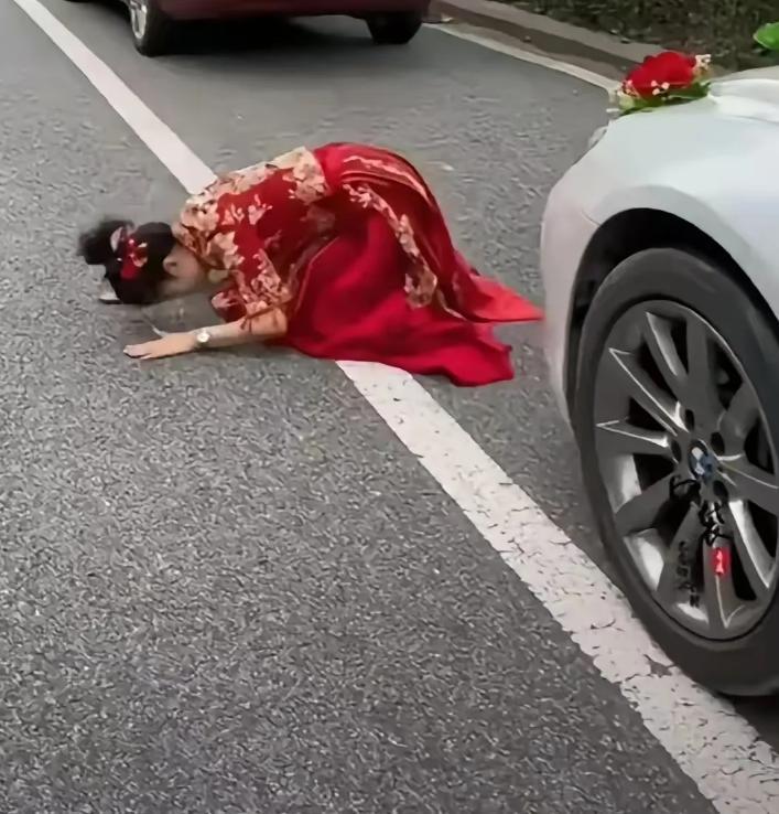 一对新人结婚当天，新郎把新娘接上后在往回走的路上时。刚走到半路时，突然对面来了一