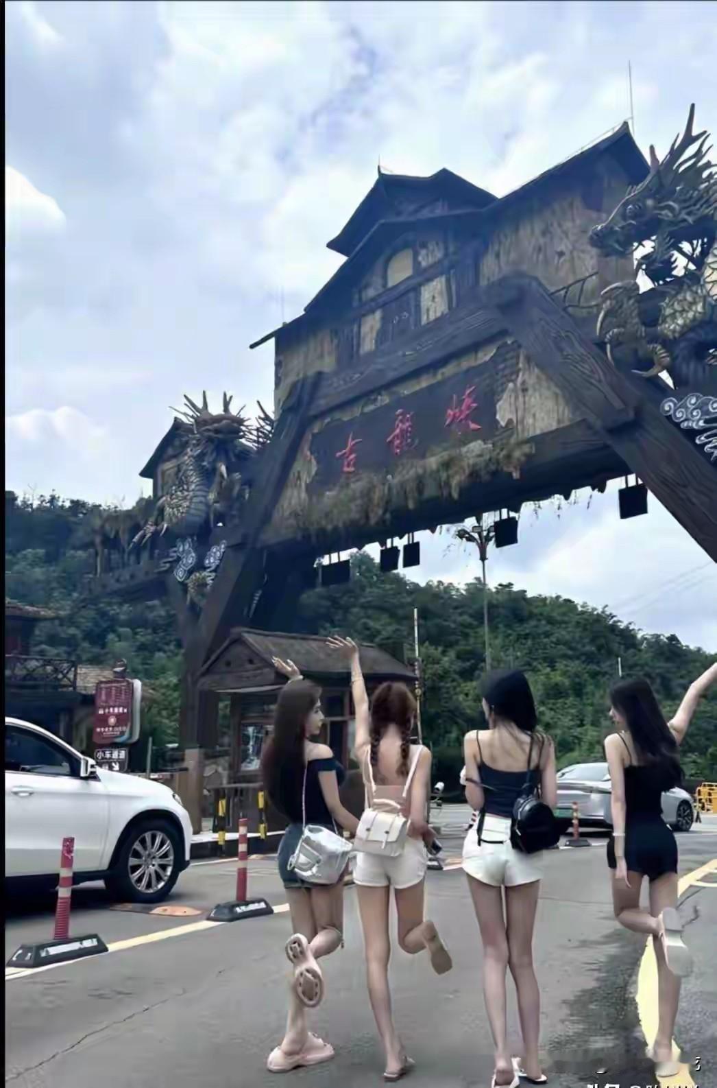 旅行五缺一
 
谁懂啊家人们！本来约好的五人古龙峡漂流局，临出发前一个男生朋友被