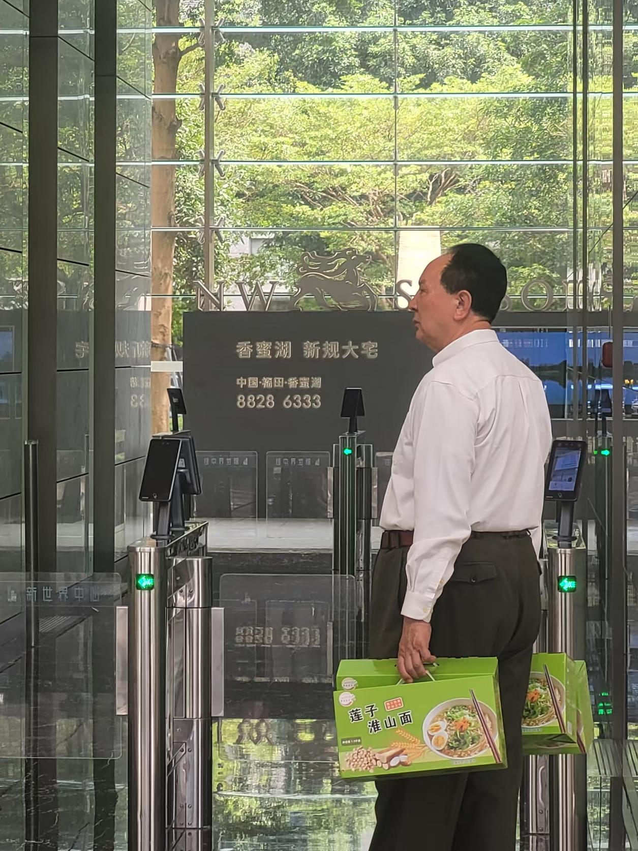 这位老同志，貌似有点似曾相识啊[微笑]