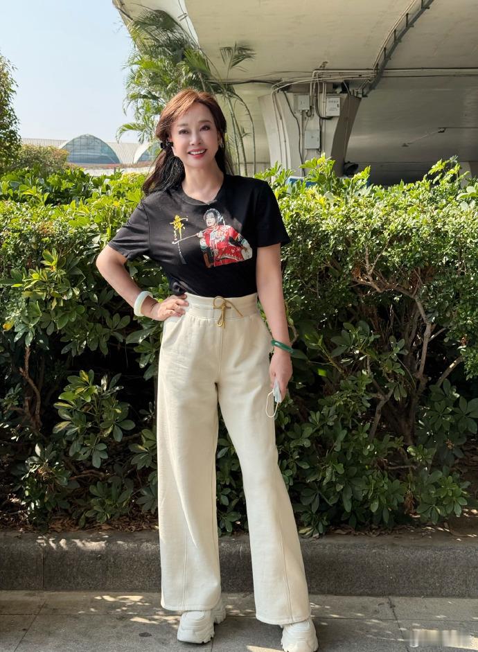 刘晓庆 时代赶上我了吗 刘晓庆最让人佩服的，是永远拥有主体性，不迎合、不妥协、不