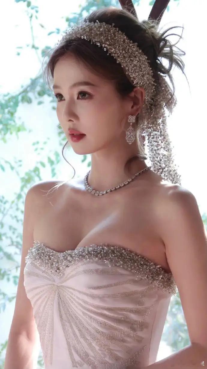 白鹿的身材也太绝了吧！镜头感直接拉满，青涩模样里藏不住的惊艳 