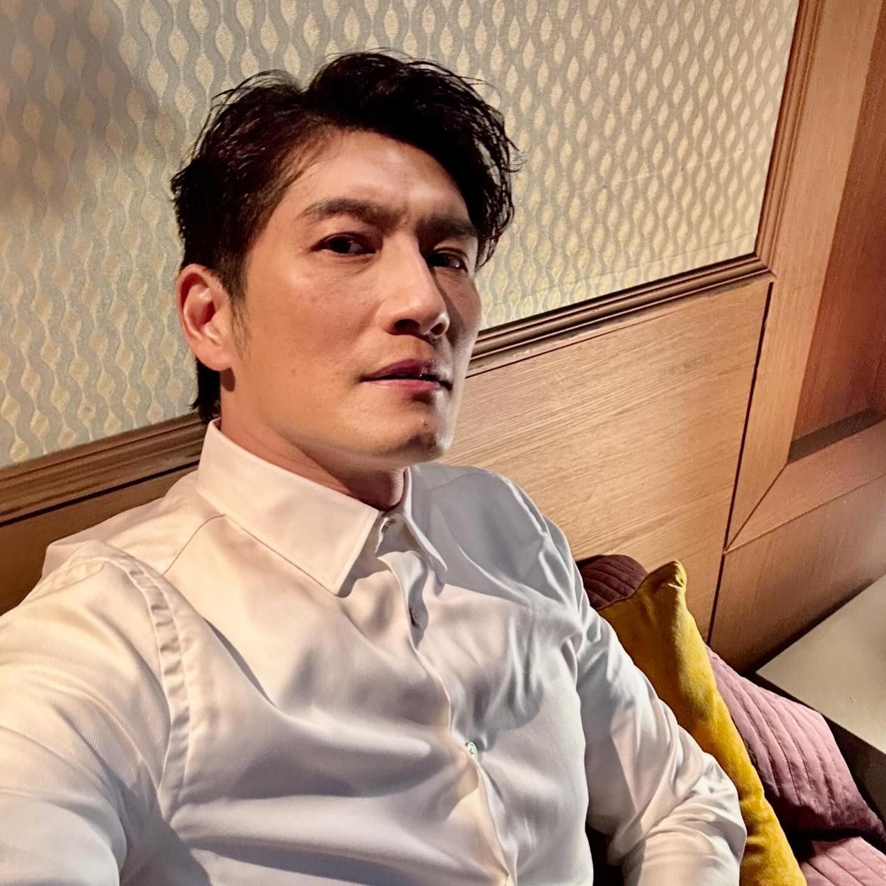 他以前在香港亚视是一线演员，担任很多部电视剧男主角，现在去了TVB只能当配角，真