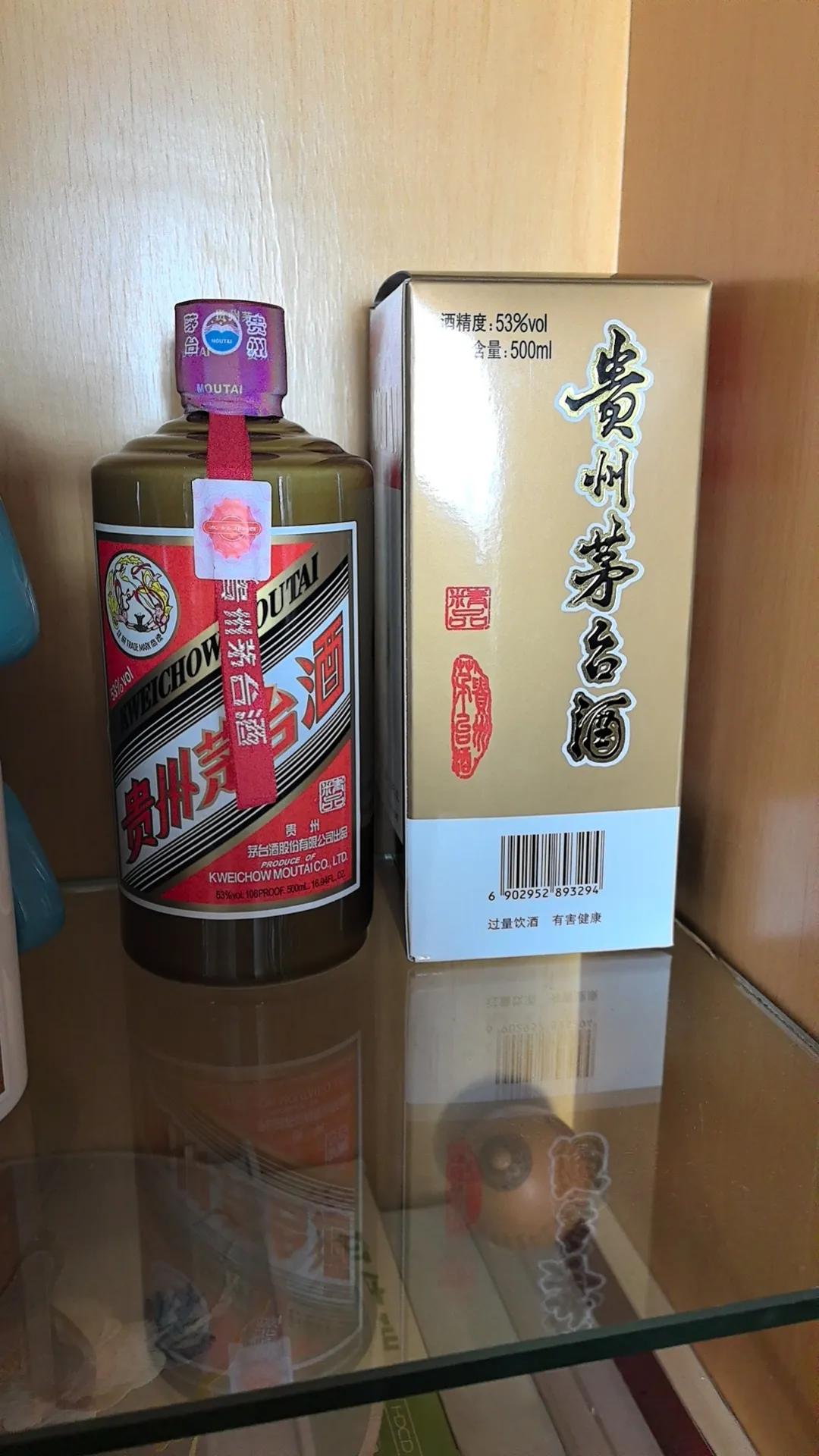 茅台酒因品种不同，市场价及收藏价值也不同。

比如飞天茅台就分为：普通飞天茅台、