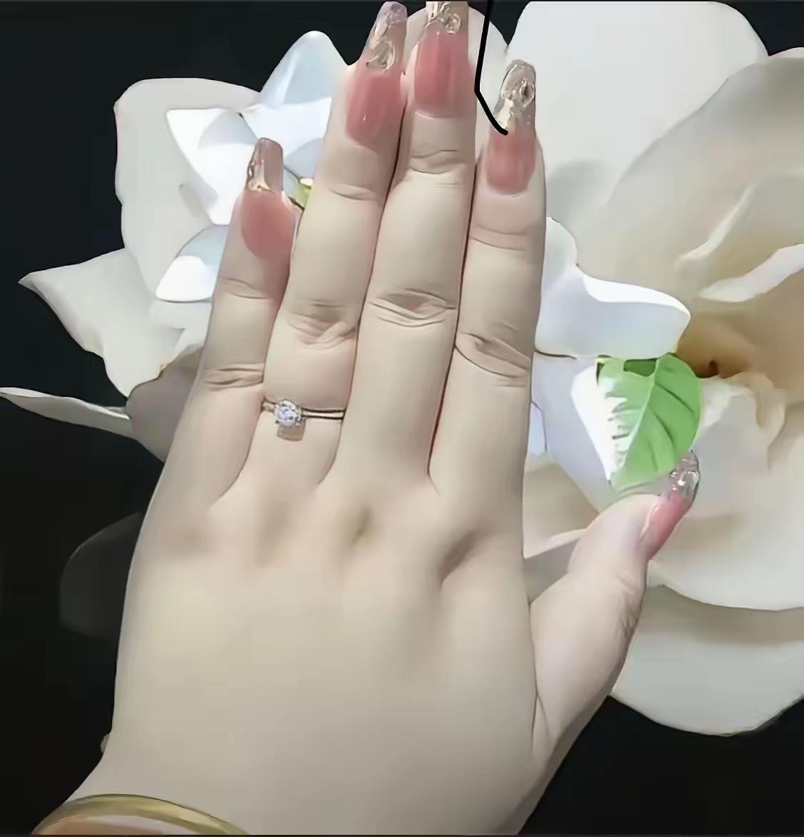 有人说娶妻就要娶拥有这种手的人，赏心悦目，还聚财。

话虽如此，但不是所有拥有这
