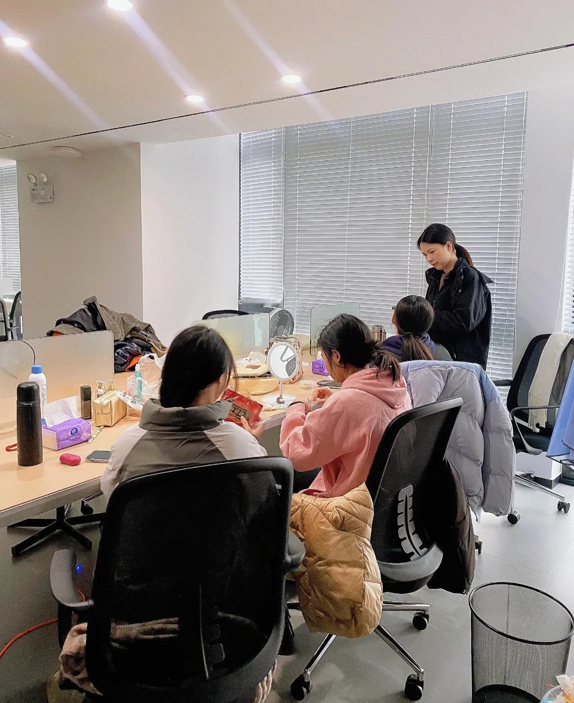 公司来了个新同事，是个00后的小姑娘，跟她聊天中发现，她在说到她妈时，称呼“我妈