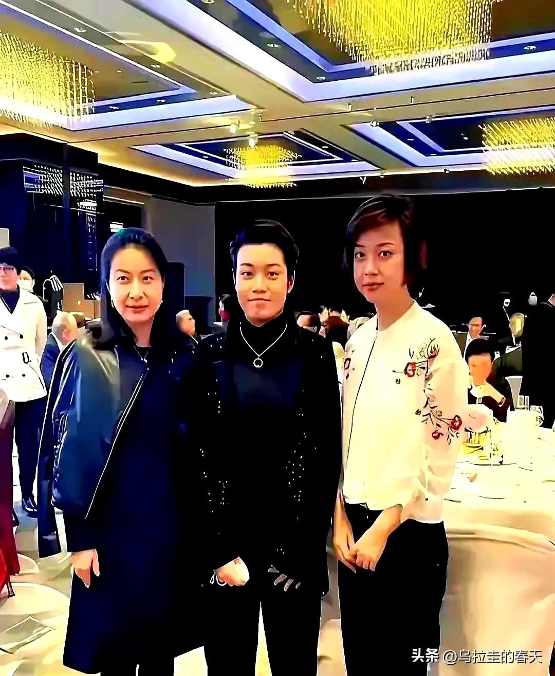 说实话，敢拍胸脯说一眼认出中间那位女士的，怕是没几个。
这张老照片我盯着看了半天
