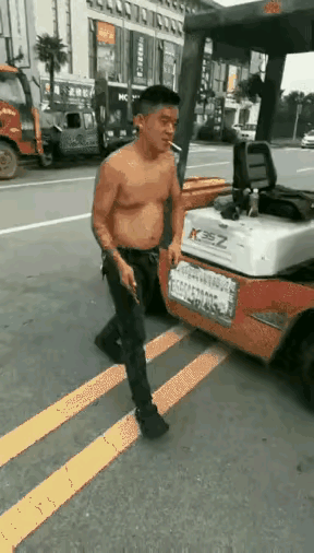 胆子也太大了！扎轮胎的专业户，就为赚这种黑心钱？

刚刚刷到一段视频，看完让人不