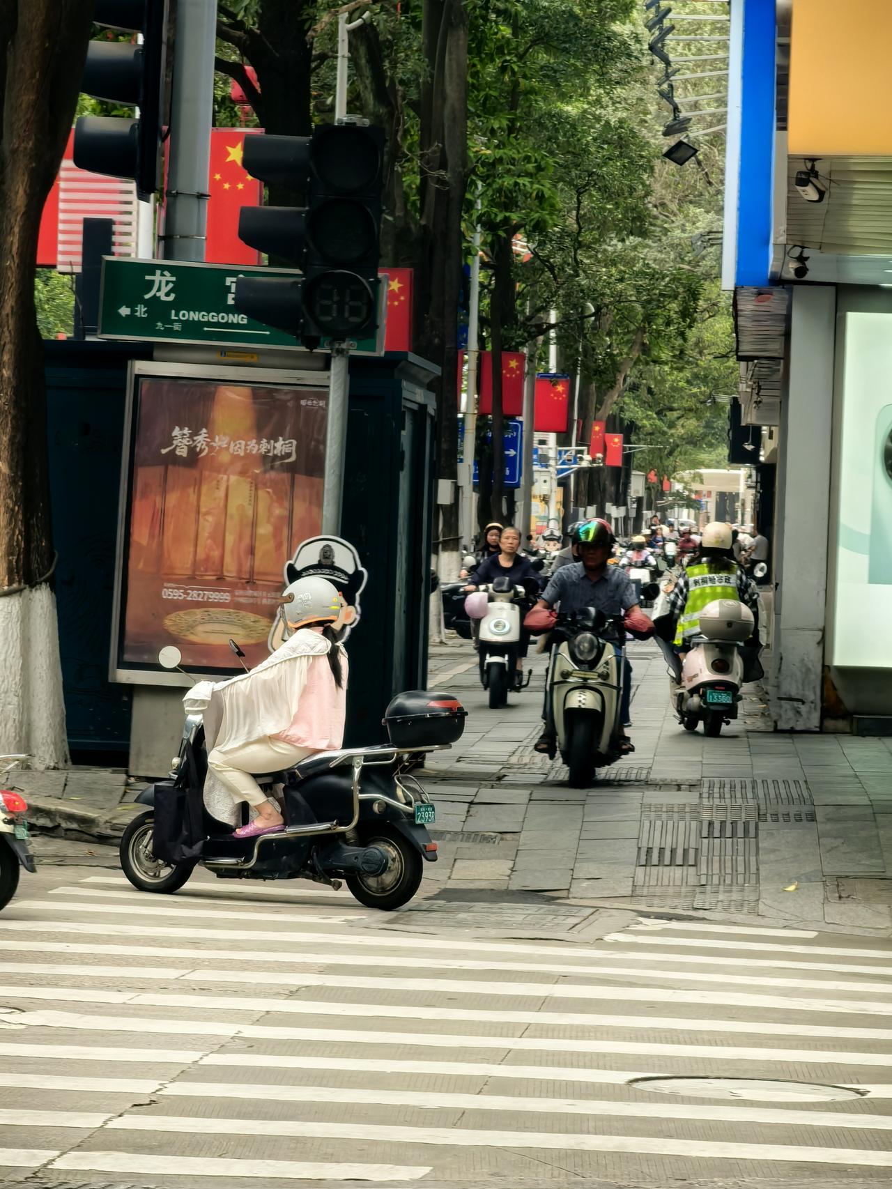 到了厦门才知道，站厦大操场看不见海；
到了泉州才知道，电动摩托车在人行道上跑；