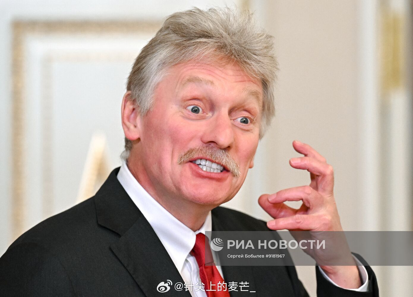 佩秘书的头发像朵花一样