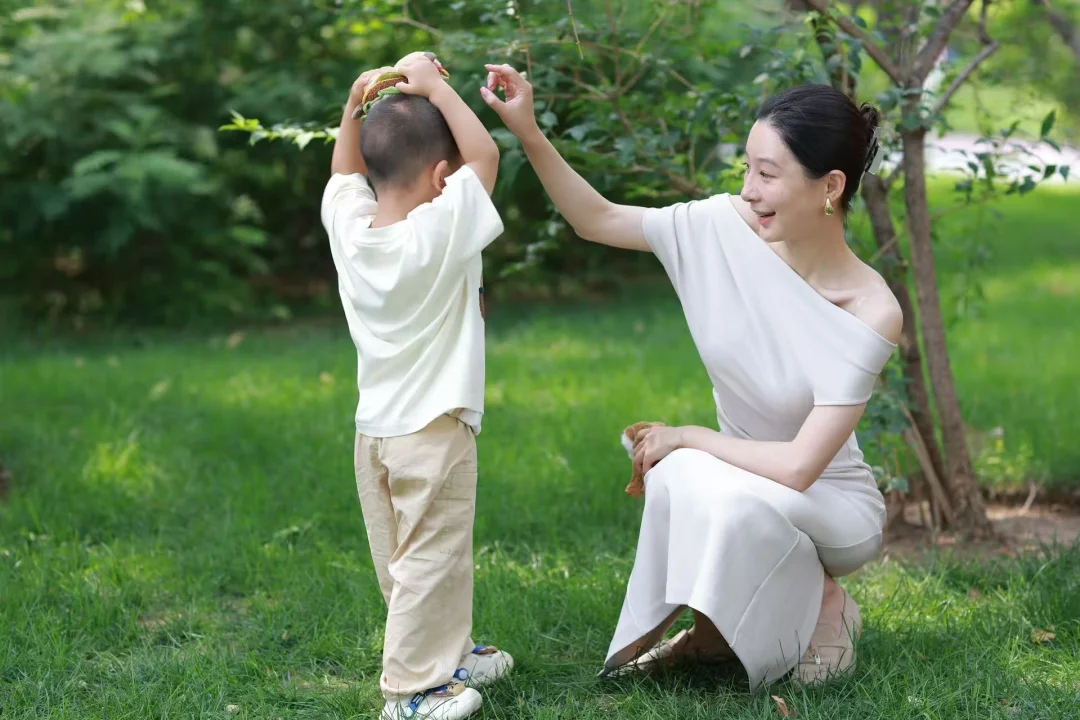 和儿子在草坪上跳起舞来～