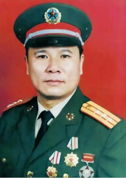 1979年中越战争，班长黄招强带着伤员们撤退，在中途清点人数时，他习惯性的喊了句