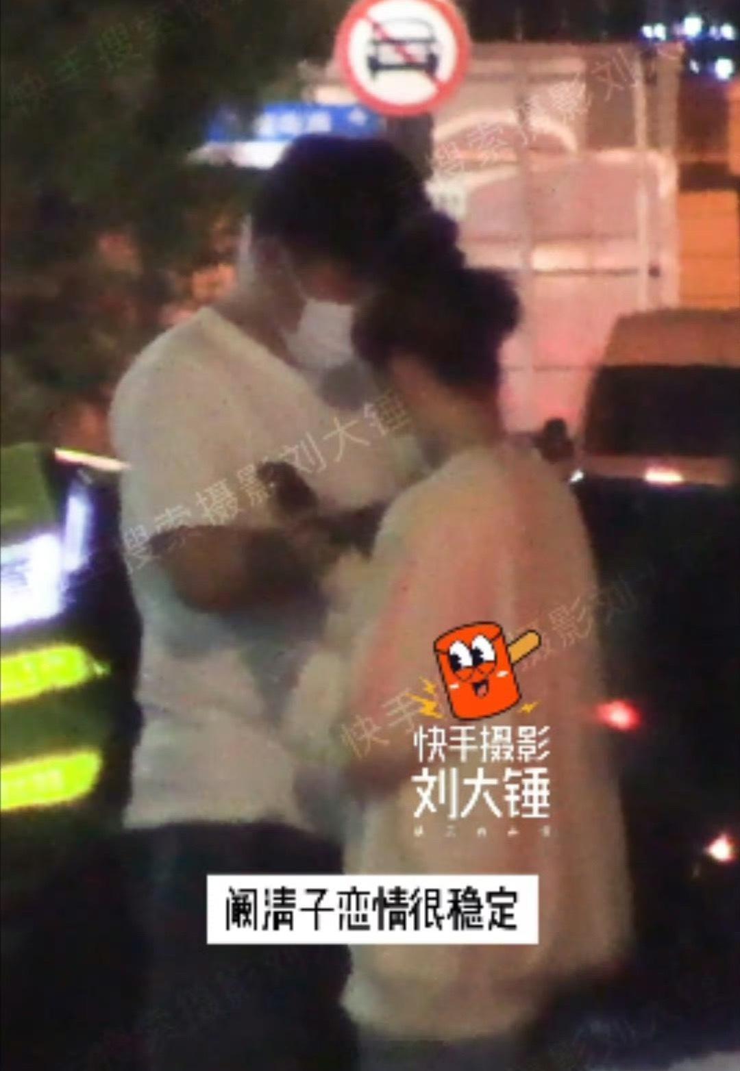 #阚清子与未婚夫出门逛街#阚清子被拍到与未婚夫约会逛街了，大大方方的，挺好的，愿