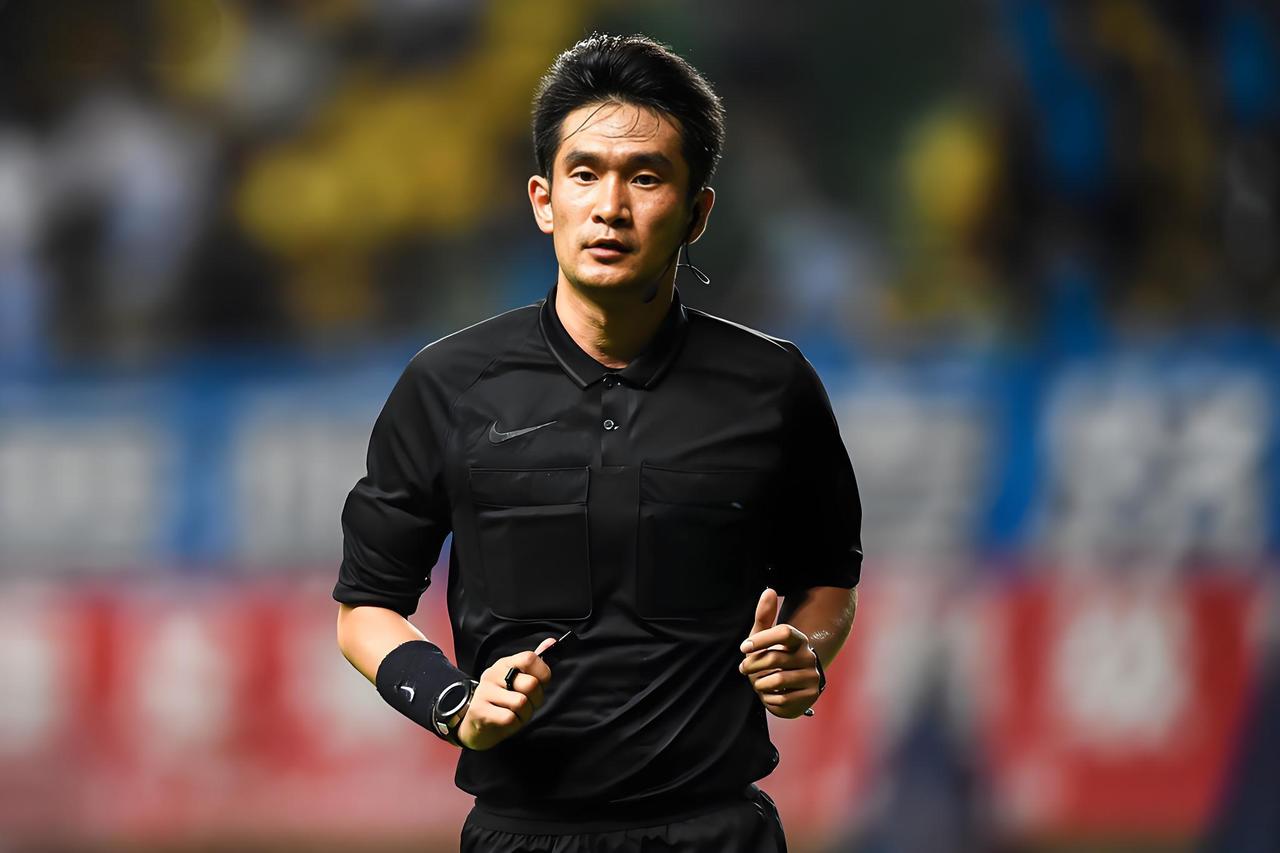 裁判艾堃不能再沉默了！艾堃老师应该根据25赛季成都蓉城主场vs河南队的裁判判罚以